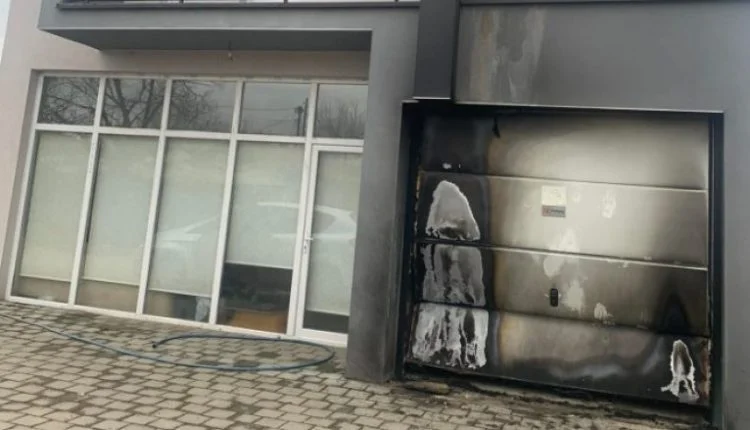 Un mois de détention contre des suspects qui ont brûlé le garage au journaliste Alban Selimi