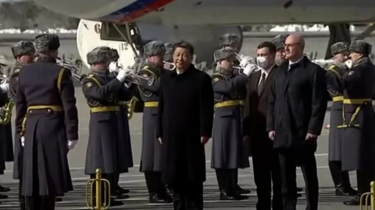 Il presidente cinese atterra a Mosca