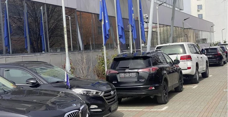 Nach dem Deal in Ohrid gehen Quinns Botschafter zu Kurts Büro.