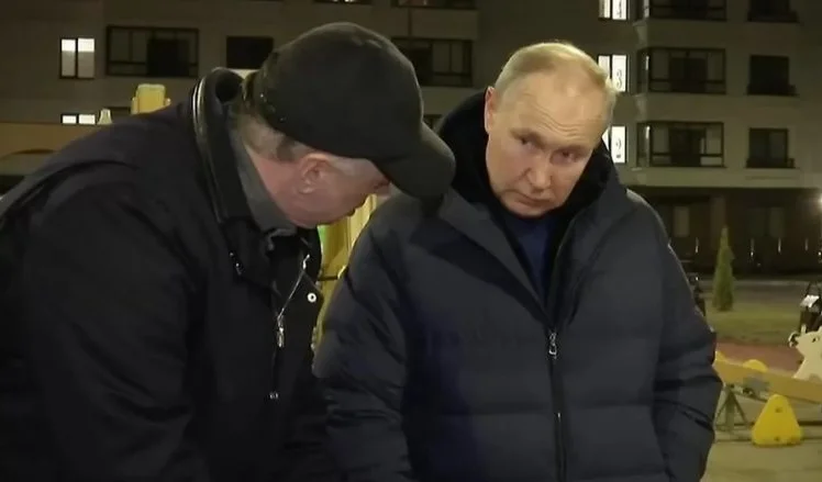 Ex oficial de inteligencia británico explica: Putin quiere enviar con una visita a Mariupol
