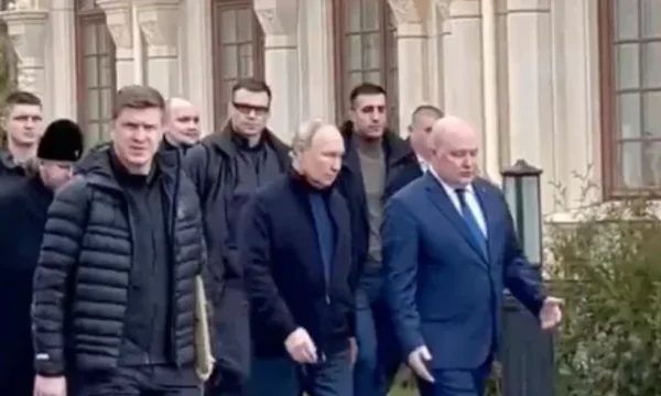 Un giorno dopo i mandati di arresto da parte del tribunale dell'Aia Putin va a Crimine