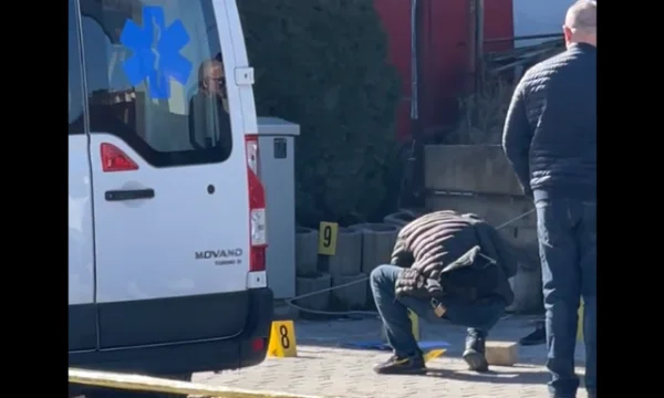 Immagine pubblicata dal sito dove una persona è stata uccisa a Pristina e altri due feriti