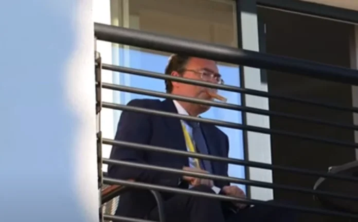 Ehemaliger Ratsmitglied Rambouillet Teil der Delegation Kurts, Rauch Zigarren auf dem Hotelbalkon in Ohrid