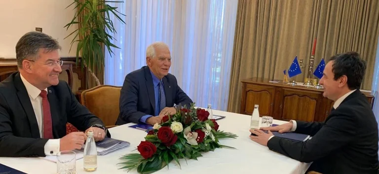 Kurts Treffen mit Borrell und Lajcak beginnt