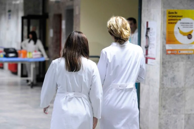Un medico di scuola costa il paese 200 mila euro, e oggi la tendenza della loro partenza continua