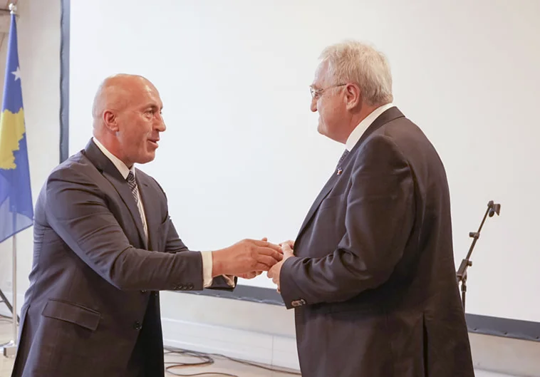 Haradinaj en Alemania junto al vicepresidente del EP en la Conferencia de Inversiones Extranjeras de Kosovo