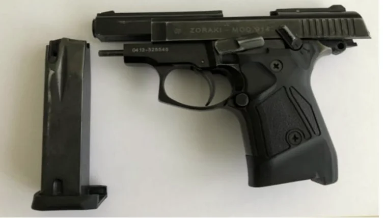 Junge Mann ausgibt seine Waffe auf Facebook, Polizei ruft seinen Eltern an der Station