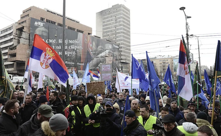 Las protestas en Belgrado contra el plan de la UE requieren la renuncia Vuciq