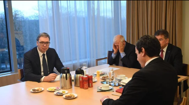 La UE descubre el tema clave de las conversaciones en Ohrid, reunión trilateral que se celebrará