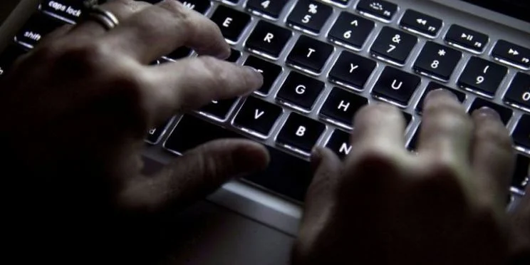Un sospetto arrestato per abuso di bambini in pornografia