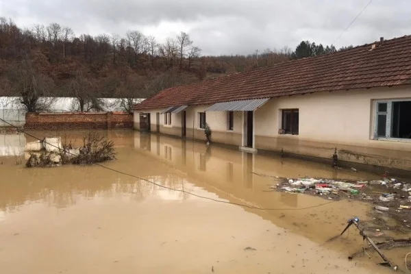 Mitrovica in attesa di risarcimento danni da inondazioni, annuncia gara d'intervento in casi di emergenza