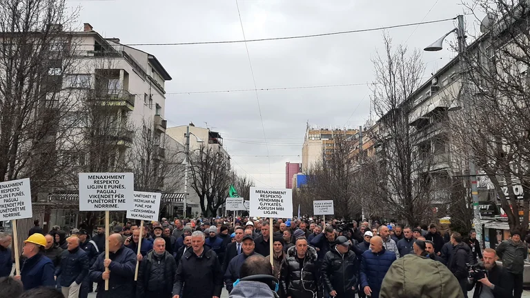 “If wages are not raised, we will leave Kosovo in darkness”, warning electricity reductions if KEK workers' salaries are not achieved