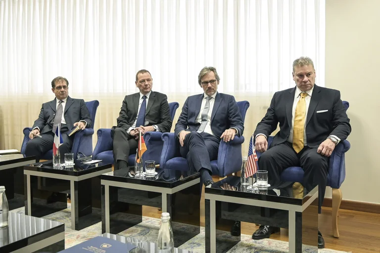 Tiempo de decisión: oportunidad europea para Serbia, Kosovo