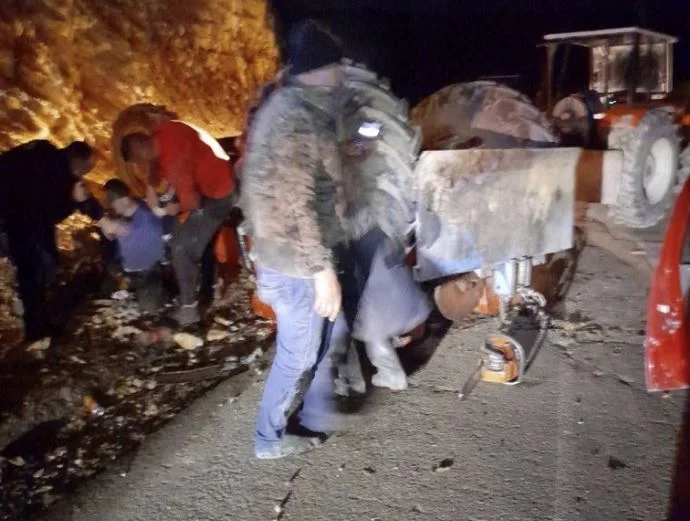 La policía, junto con algunos ciudadanos, ayudan a una persona que se ha convertido en un tractor