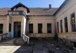 Chi ha messo a fuoco la vecchia scuola a Ferizaj?