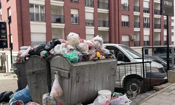 Huye de la basura de Pristina, aparece en el suelo