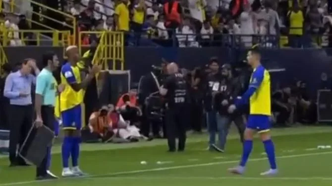 È stato sostituito dal coach Garcia, vedi la reazione di Ronaldo.