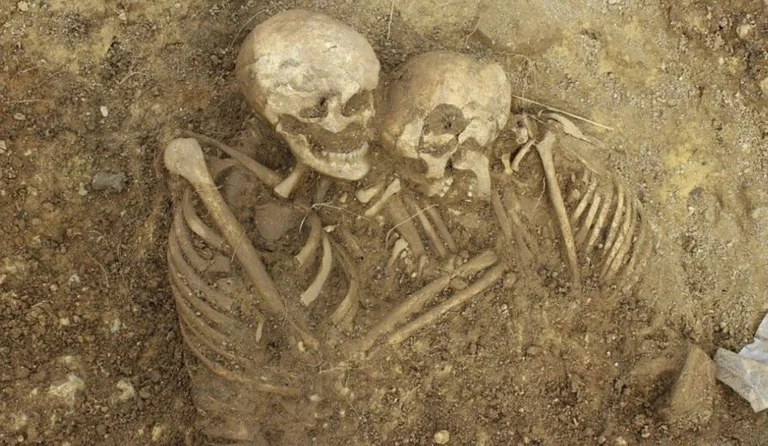 Restos mortore de un aristócrata romano escondido en un acuívol plomo