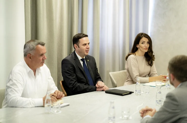 LDK Vice Presidente Albanese Medici Surrenders