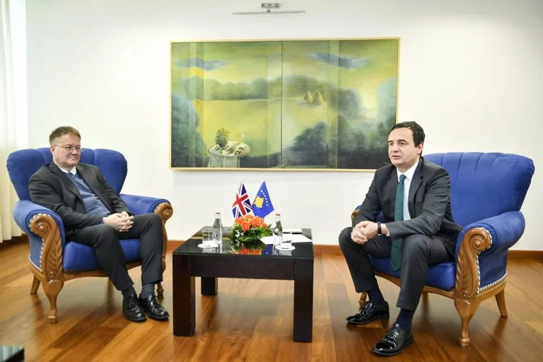 15 Modelle für den Verein, Kurts Position, britischer Botschafter für Ohrid Summit