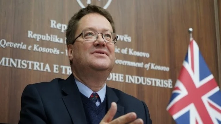 Abbott: S’duhet të harrohet e kaluara, por Kosova e Serbia duhet të bëjnë kompromise