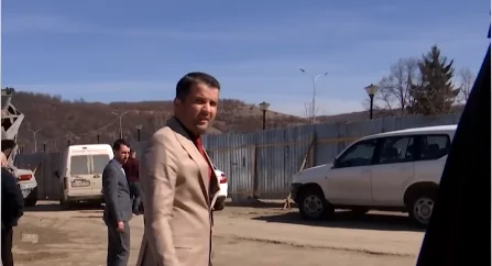 Interrogé sur la peinture de Kurt avec le lion, il réagit avec la nervosité et les menaces de la municipalité de Kamenica