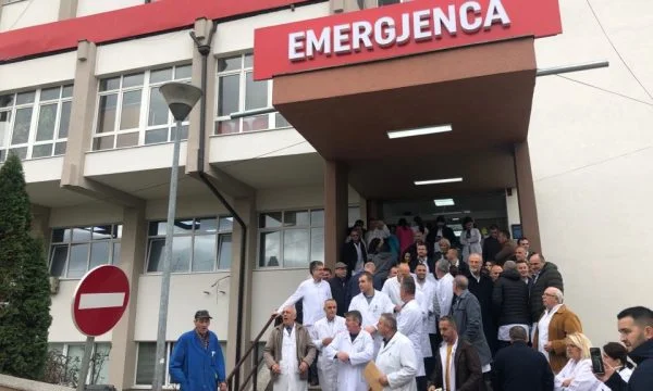 Woche beginnt Protest bei QKUK, Arbeiter leeren Büros und füllen Korridore