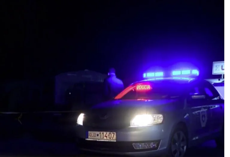 El hombre de Mitrovica intenta matar a su esposa con un hacha por celos motivos