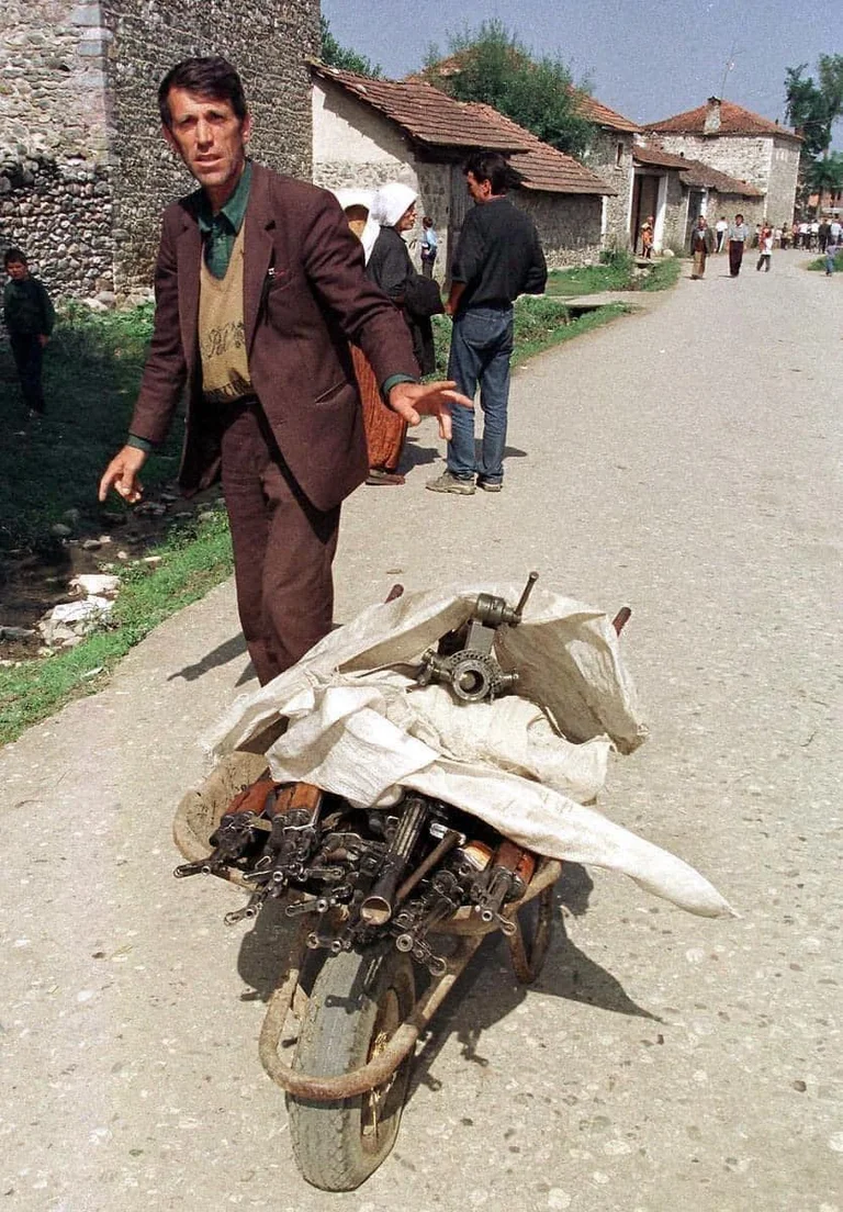 Así que las armas fueron entregadas por albaneses en 1998