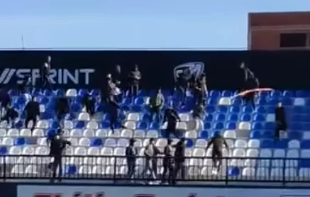 Proteste zwischen Fans in Podujevo, Polizei blockieren den Weg aus dem Stadion zehir Pajazitiı