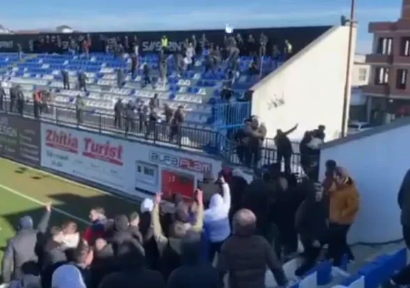 Embarrassed: Andere Bilder aus den Auswirkungen von Llap und Balkanfans nach dem Spiel