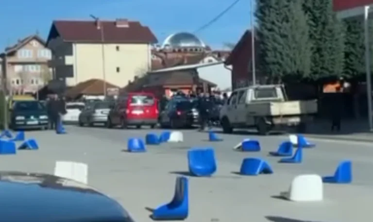 V El momento en que los fanáticos echaron las sillas del estadio Lapi