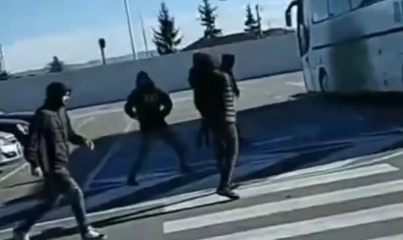 Se sospecha que los fans de Lip rompieron las ventanas del autobús de Crelills.