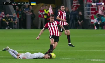 Der Moment, in dem Gavi seinen Kopf in das gefährliche Duell steckt, um den Ball zu gewinnen