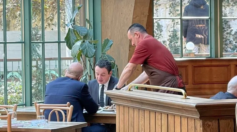 Kurti dines con el ministro griego en las afueras de Pristina