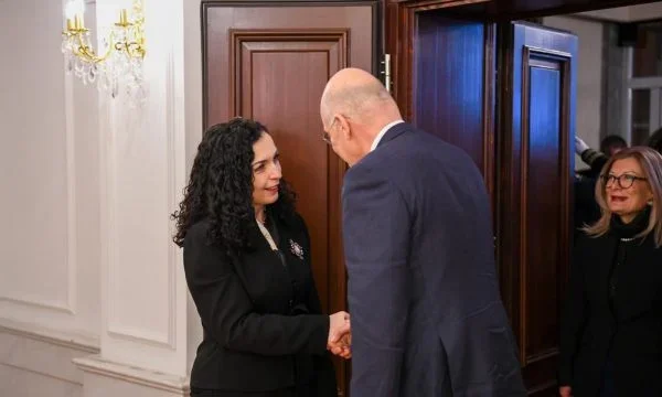Primo diplomatico greco in sesta visita in Kosovo, il presidente Osmani sottolinea che cosa ha parlato con diplomatico greco