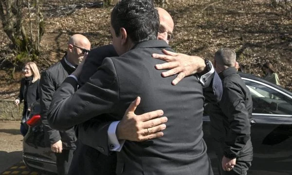 Kurti at lunch with Greek minister, shows him waiting for a meeting with Vuchchiqi in Ohrid
