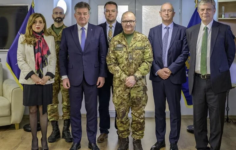 Lajcak nach dem Treffen mit Ristuccia: KFOR unterstützt den EU-Hilfe-Dialog weiter