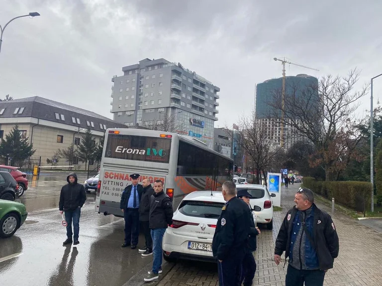 Pristina Gemeinde verbietet den Eintritt in die Stadt von Interurbanbussen