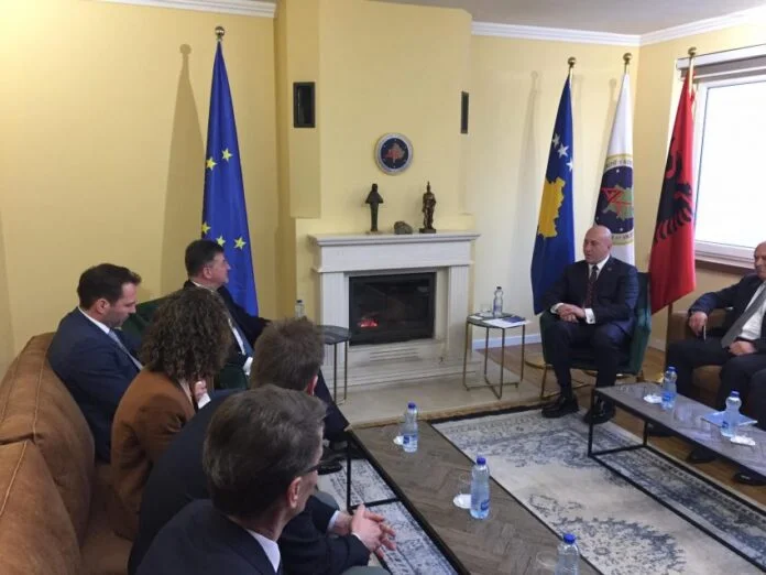 La réunion de Lajcak avec Haradinaj met fin à AAK soutient la proposition européenne