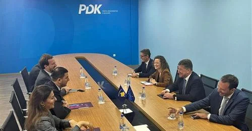 Krasniqi attend Lajcak au quartier général du PDK
