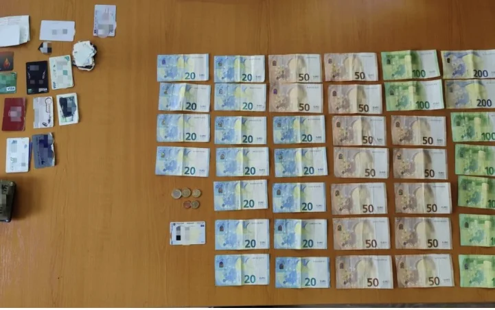 Bürger findet die Geldbörse mit mehr als 2.000 Euro, geht sie an die Polizei