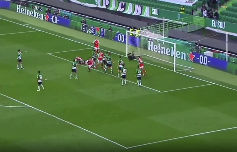 Aersenal en supériorité du Sporting, marque William Saliba avec sa tête