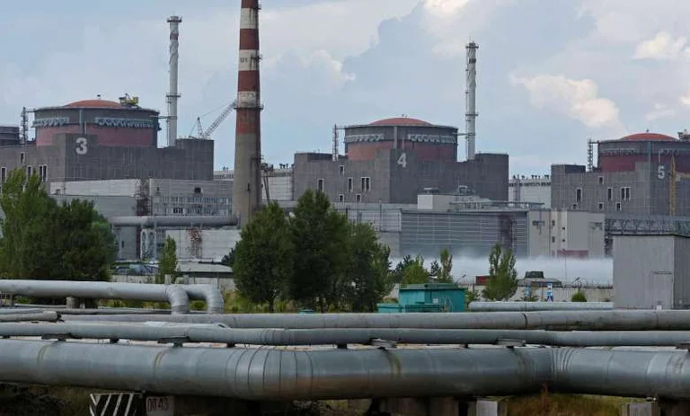 La planta nuclear de Zaporizia sigue sin poder después de los ataques rusos