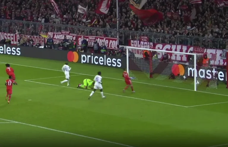 Gnabry marque le match avec Paris, amène Bayern propre aux quarts de finale