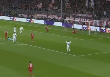 Was De League getan hat, spart einen sicheren Schuss durch Ziehen der Kugel aus der Torlinie.
