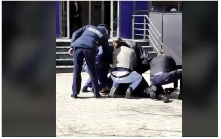Immagine pubblicata: Un cittadino striscia lungo la strada dalla polizia, corre a Kurt