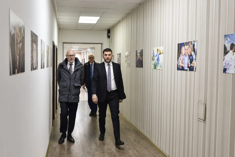 Krasniqi trifft sich mit dem französischen Botschafter: bilaterale Anerkennung fehlt als Dialogepilog