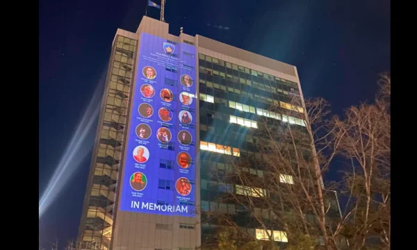 Edificio del governo è illuminato con immagini di donne che infrangeno barriere e storia del paese di costruzione