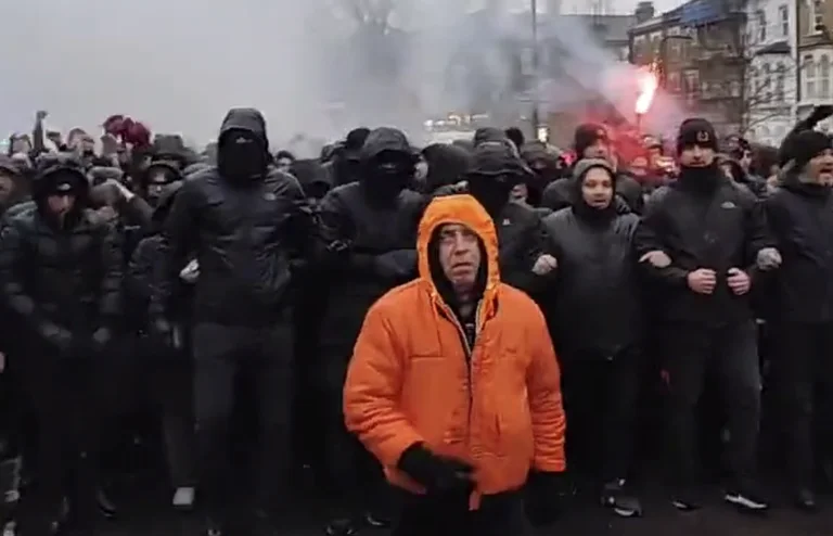 Ce sont les fans fous de Milan qui ont envahi le stade Tottenham.